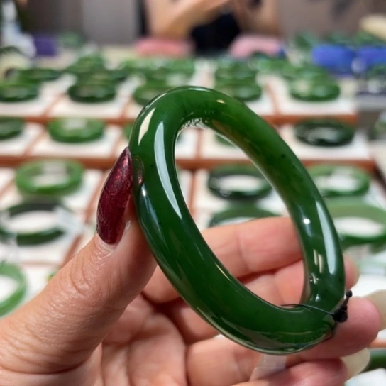 和田玉（碧玉）手镯未镶嵌深****?