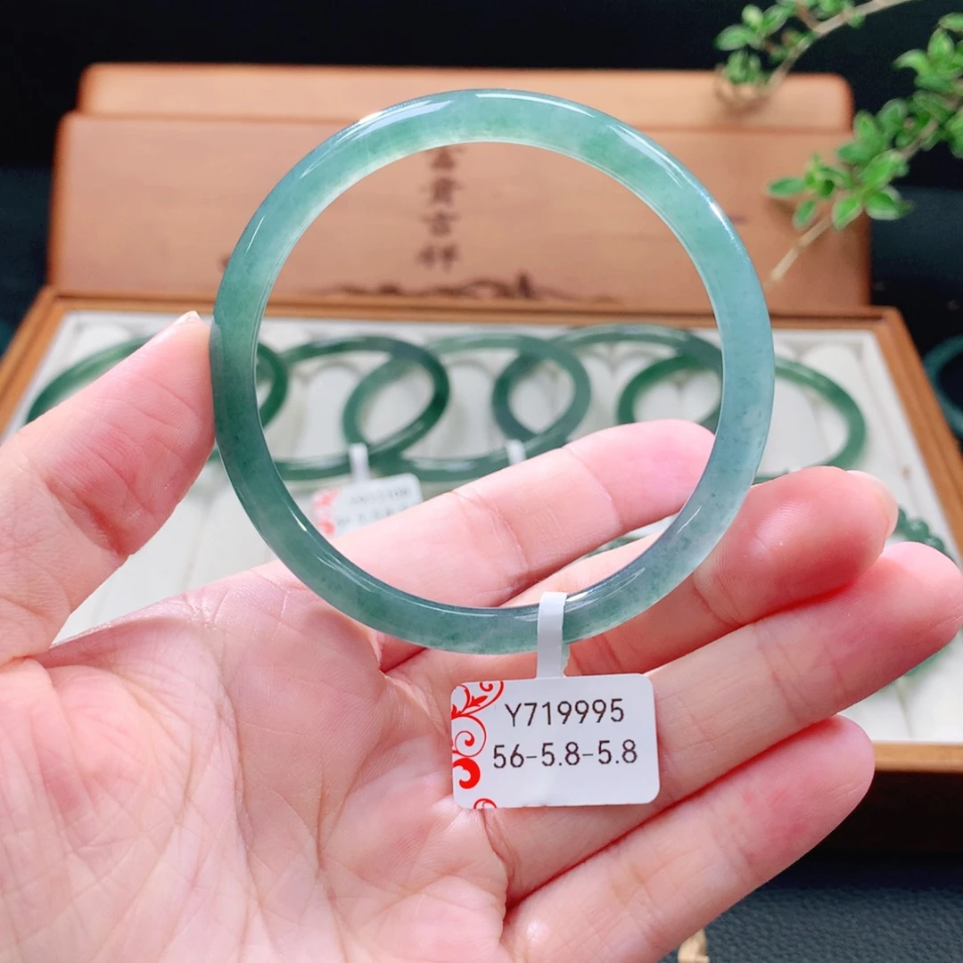 未镶嵌手镯（圆镯）翡翠