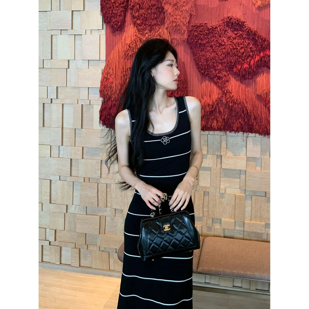 韩系气质山茶花刺绣黑白条纹撞色U领针织背心连衣裙夏季A字长裙女