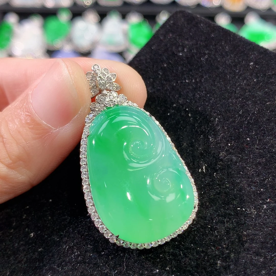 翡翠18K金镶嵌颈饰