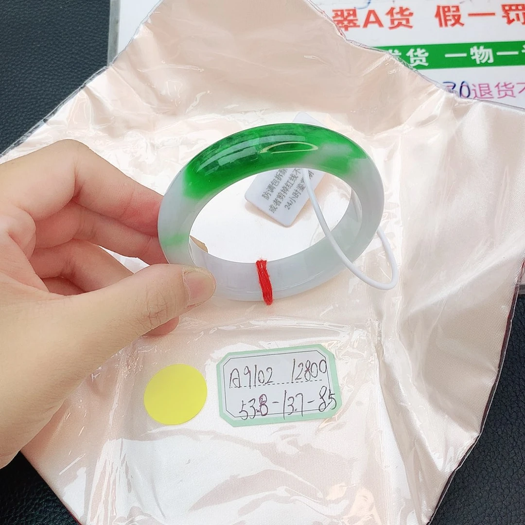 翡翠手镯未镶嵌翡翠