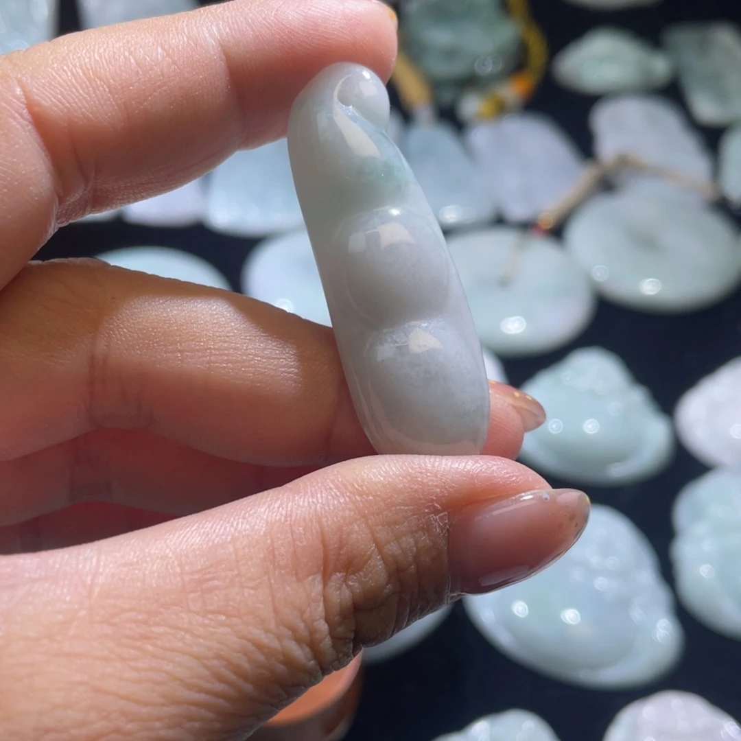 翡翠未镶嵌颈饰福豆