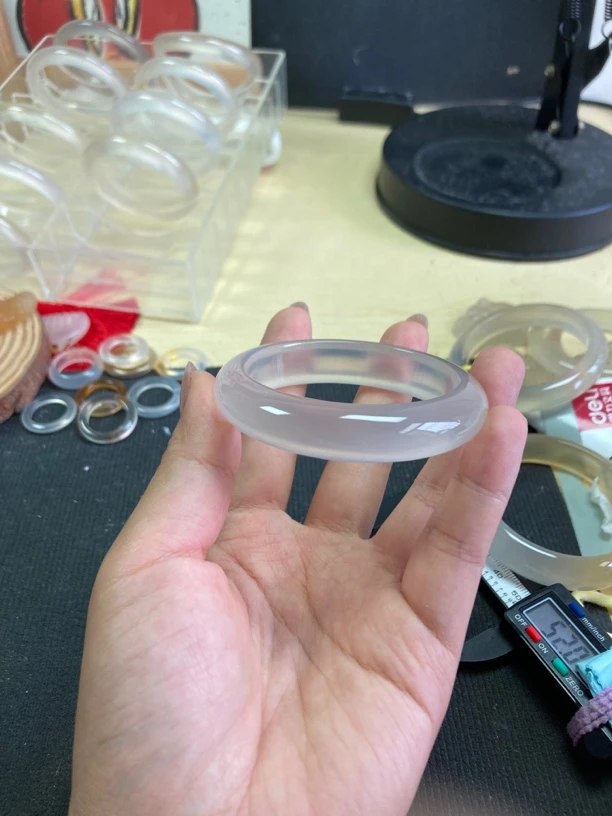 天然玛瑙白冰手镯