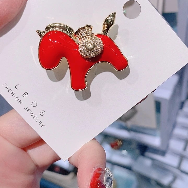 锆石铜合金小红马胸针