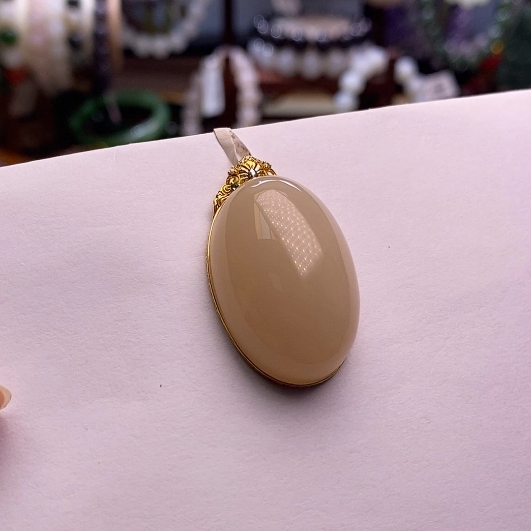 颈饰未镶嵌和田玉毕业级浓藕粉金镶蛋面