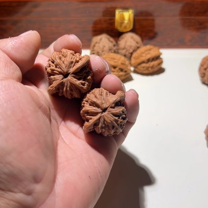 文玩核桃把件隔**李虎头