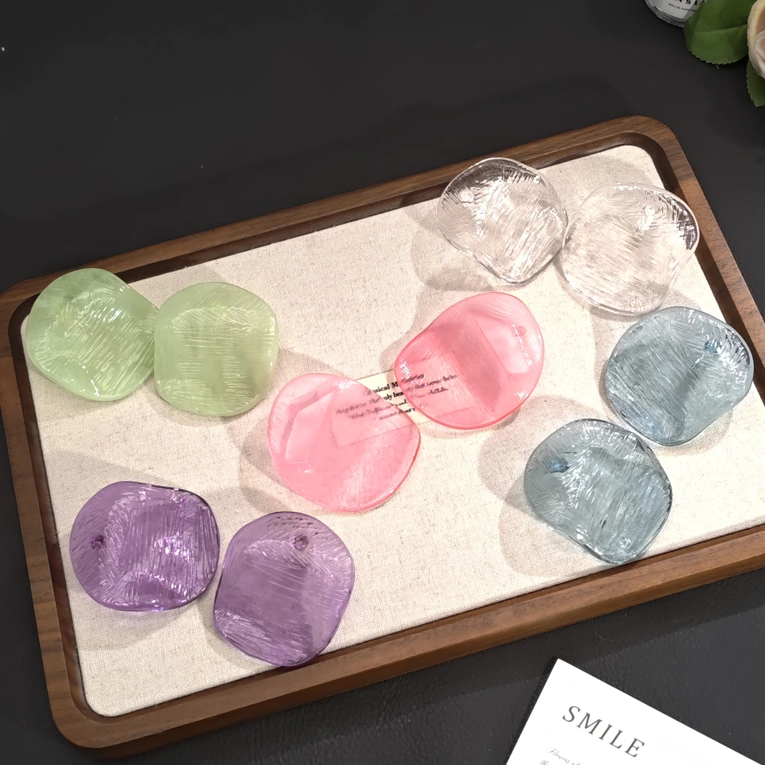 铜合金树脂耳饰 05549气质时尚多色不规则透明虾片个性耳钉