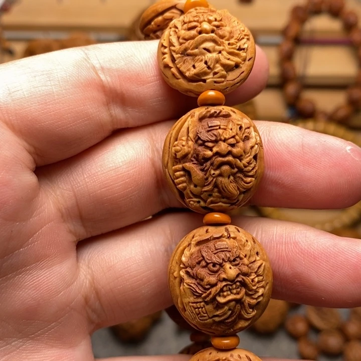 桃核雕刻钟馗手串
