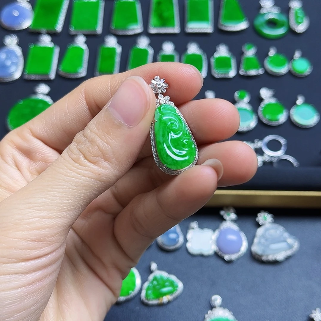 翡翠18K金镶嵌颈饰