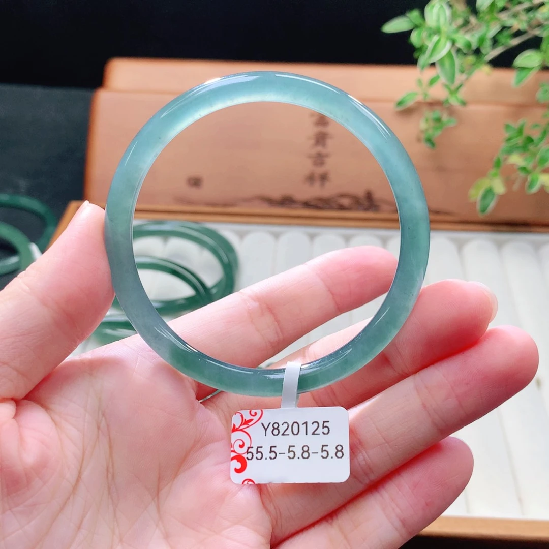 未镶嵌手镯（圆镯）翡翠