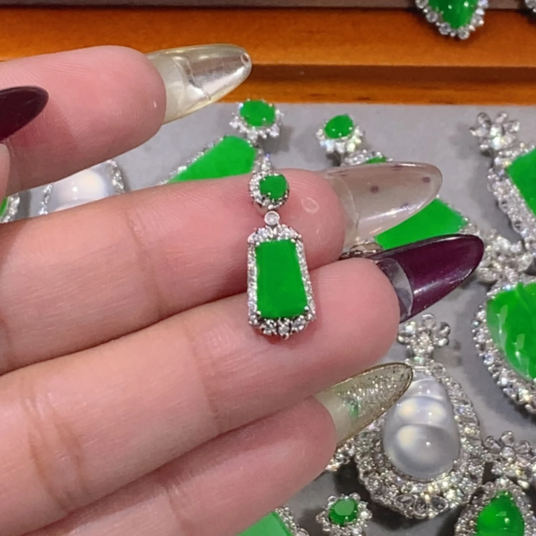 翡翠18K金镶嵌颈饰无事牌