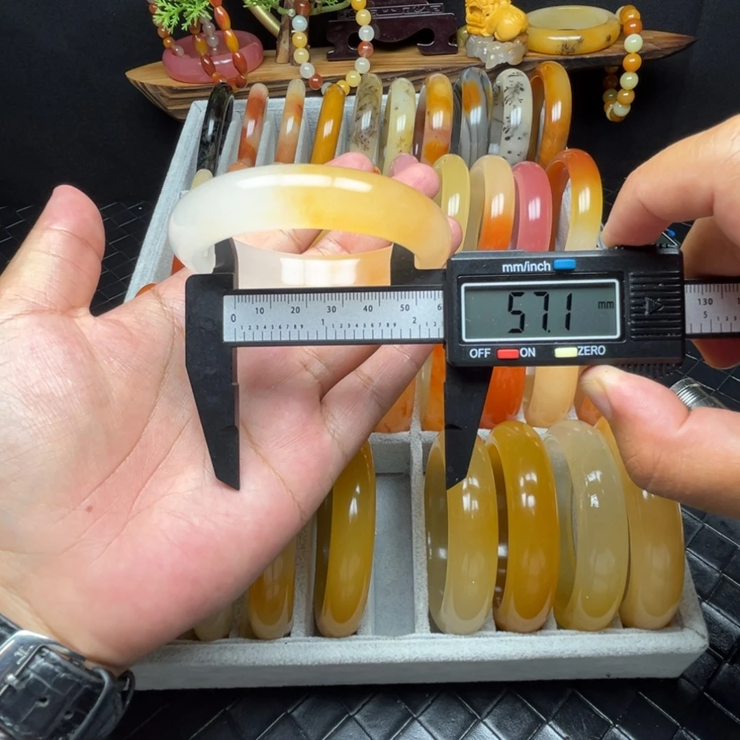 未镶嵌石英质玉（黄龙玉）手镯