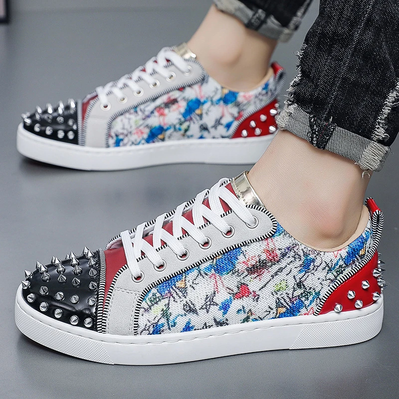 2025年白色街头个性板鞋潮流铆钉国潮低帮干净感痞帅鞋子男款