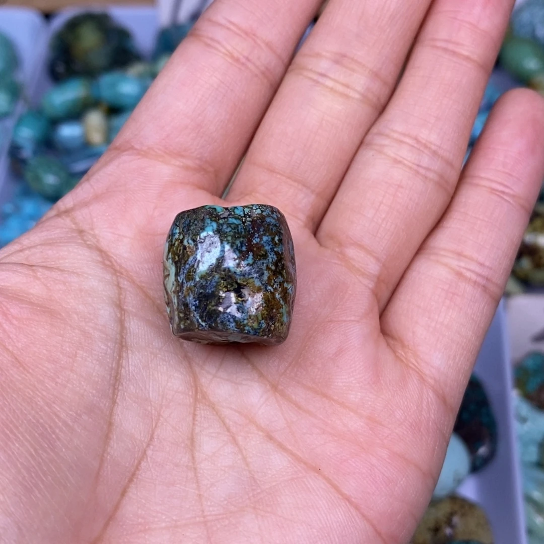 曲***虎绿松石未镶嵌颈饰