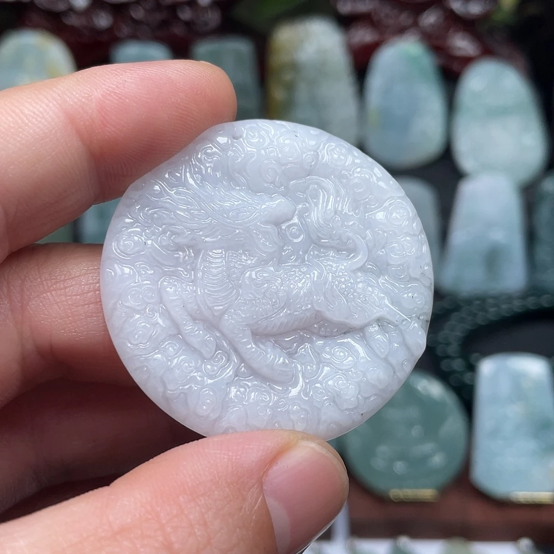 翡翠未镶嵌颈饰麒麟