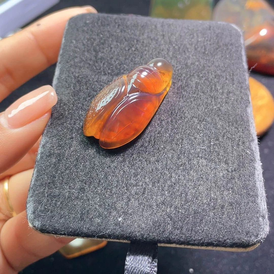 琥珀裸石未镶嵌。