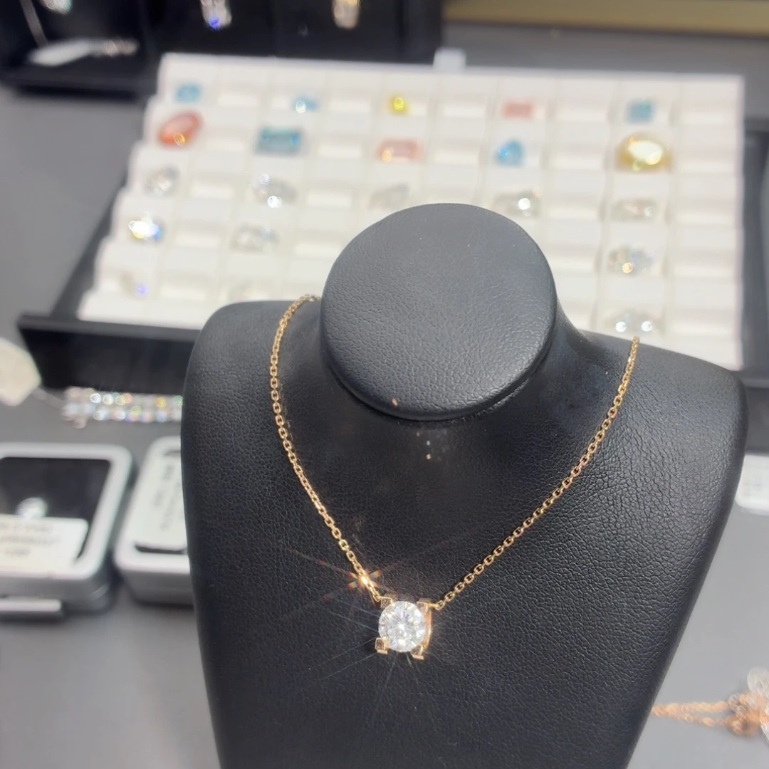 S***h18K金镶嵌合成钻石颈饰