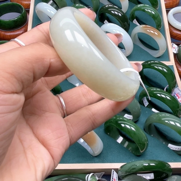 和田玉手镯未镶嵌