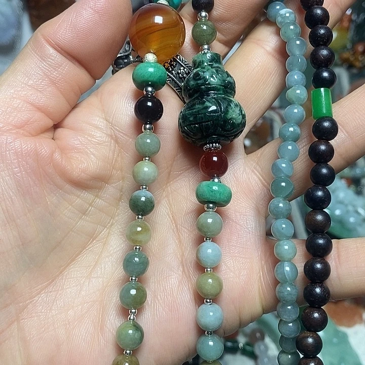翡翠未镶嵌吊坠(赠链)