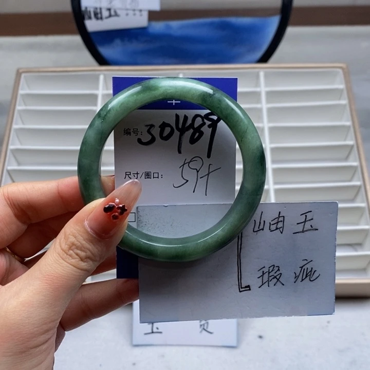 蛇纹石玉手镯未镶嵌