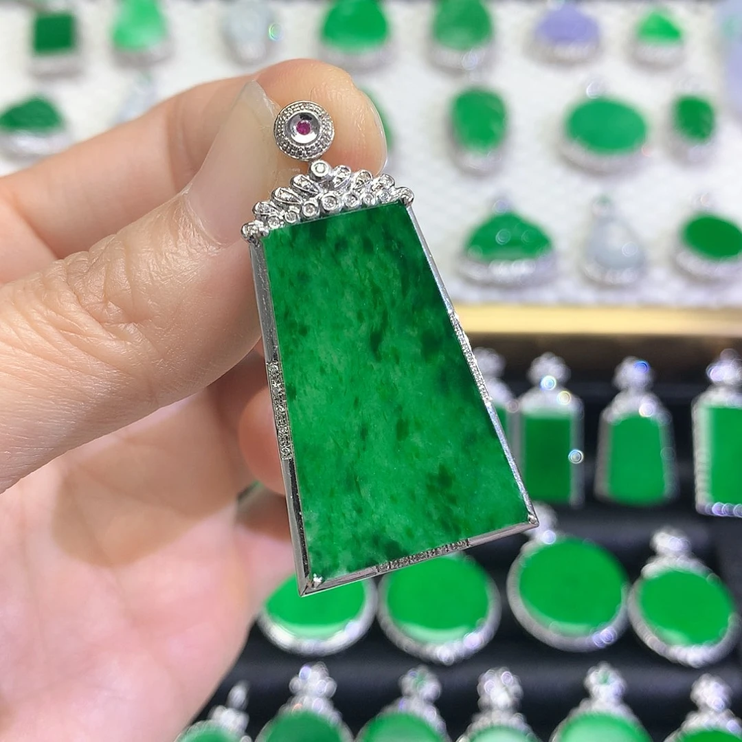 颈饰18K金镶嵌翡翠吊坠