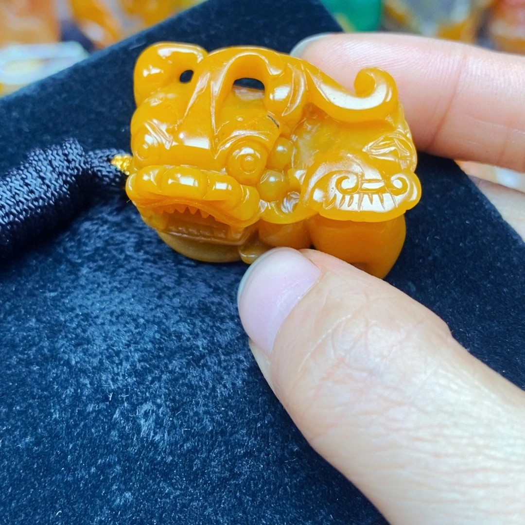 未镶嵌石英质玉（黄龙玉）颈饰