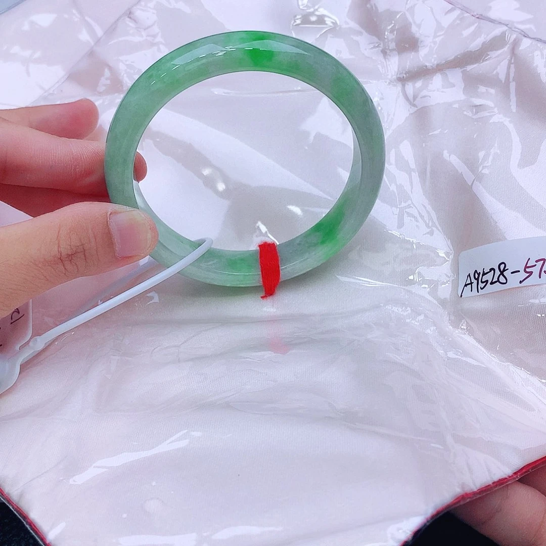 未镶嵌手镯翡翠玉****?