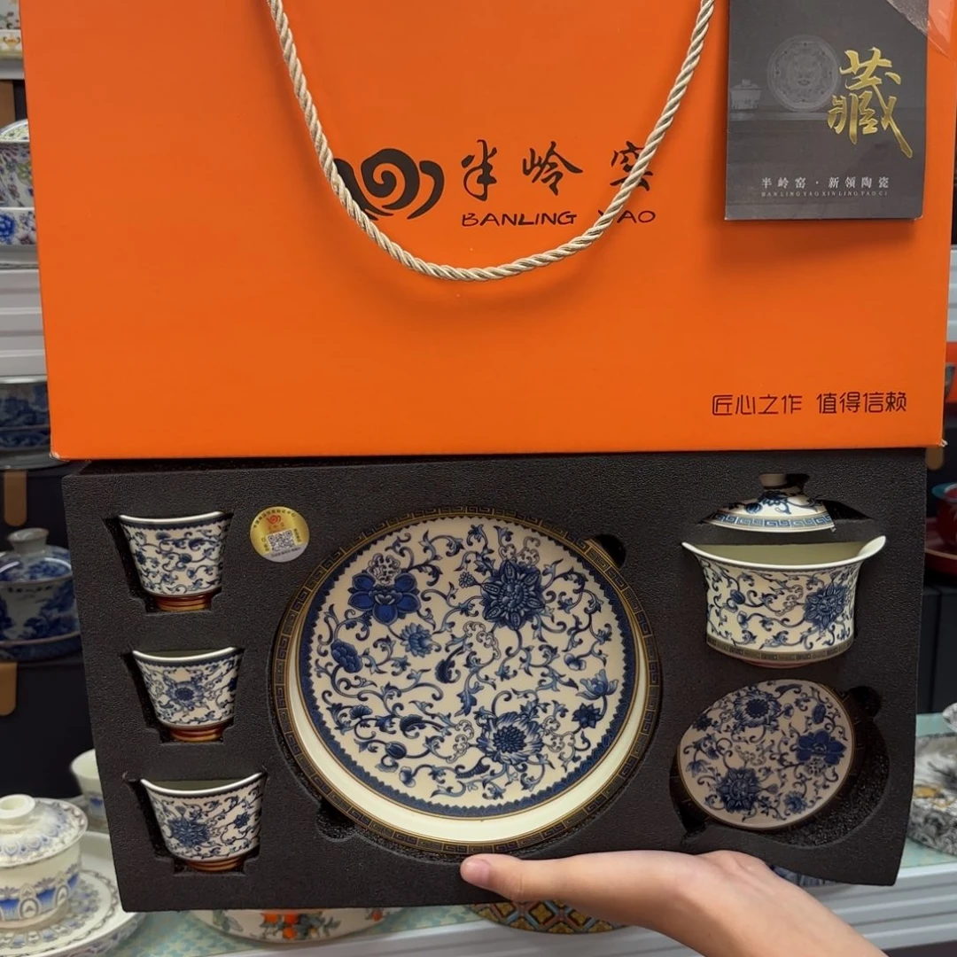 茶具是指由两块金属做成