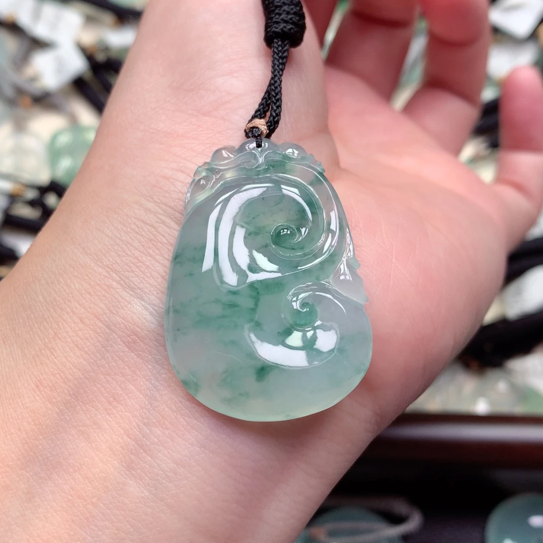 翡翠未镶嵌颈饰如意