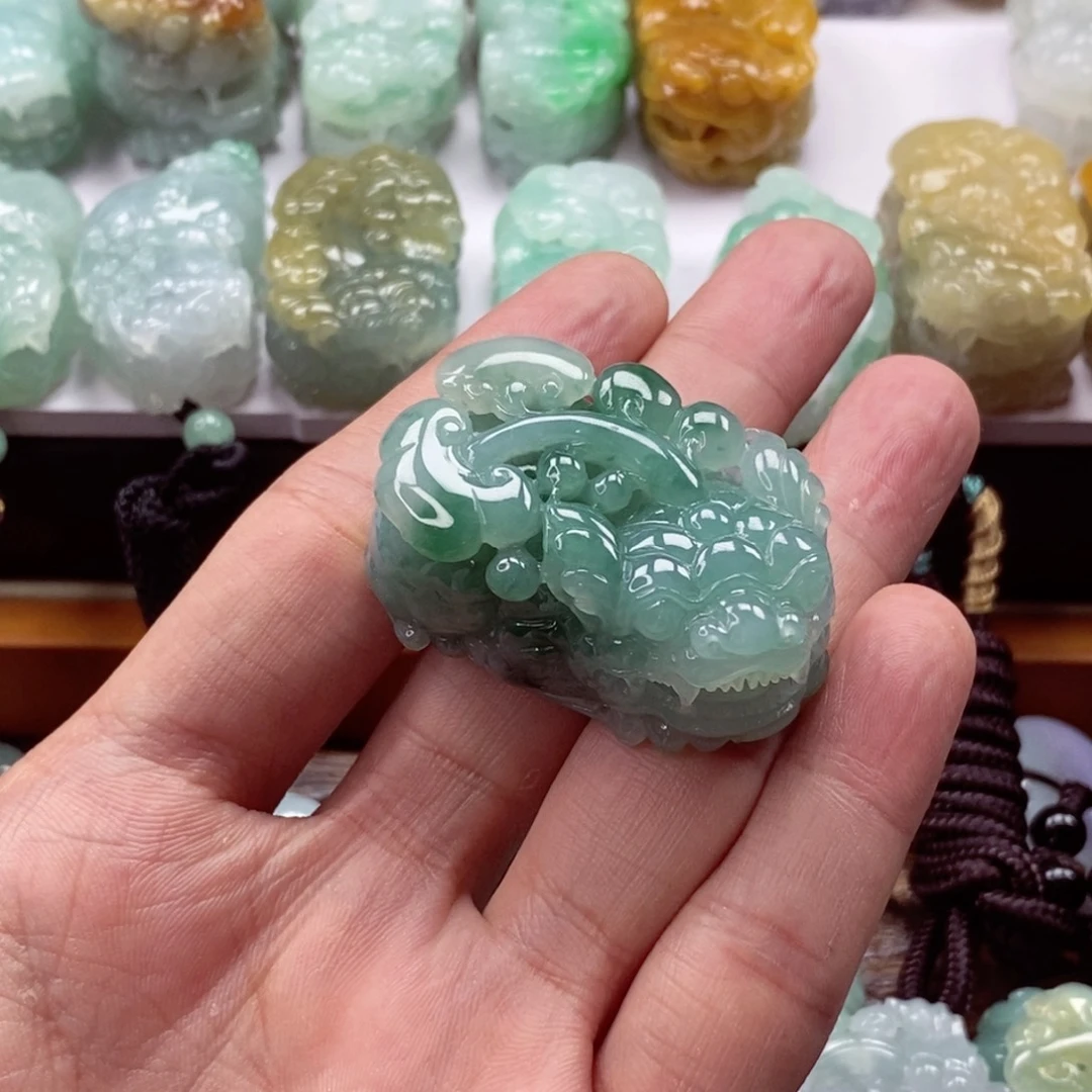 翡翠未镶嵌颈饰貔貅