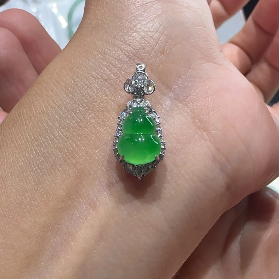 翡翠18K金镶嵌颈饰葫芦