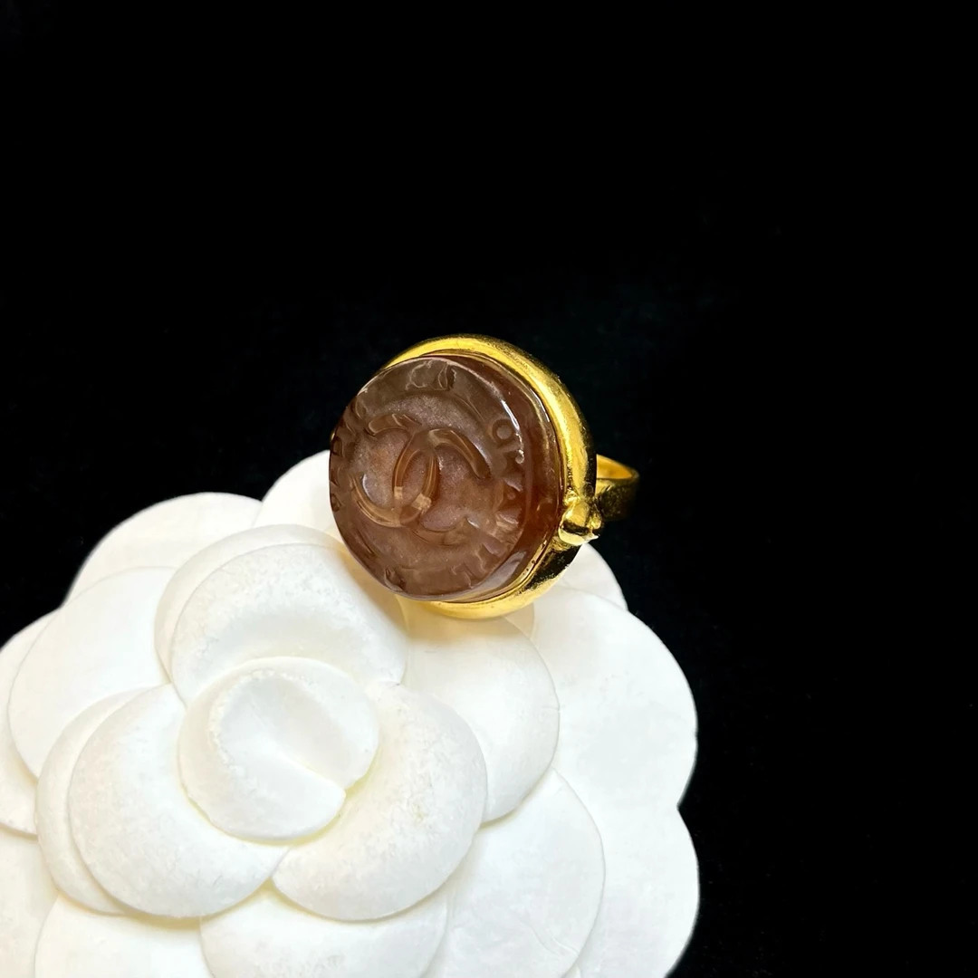 95新 Chanel/香奈儿 99A康鹏系列琥珀色印章琉璃戒指