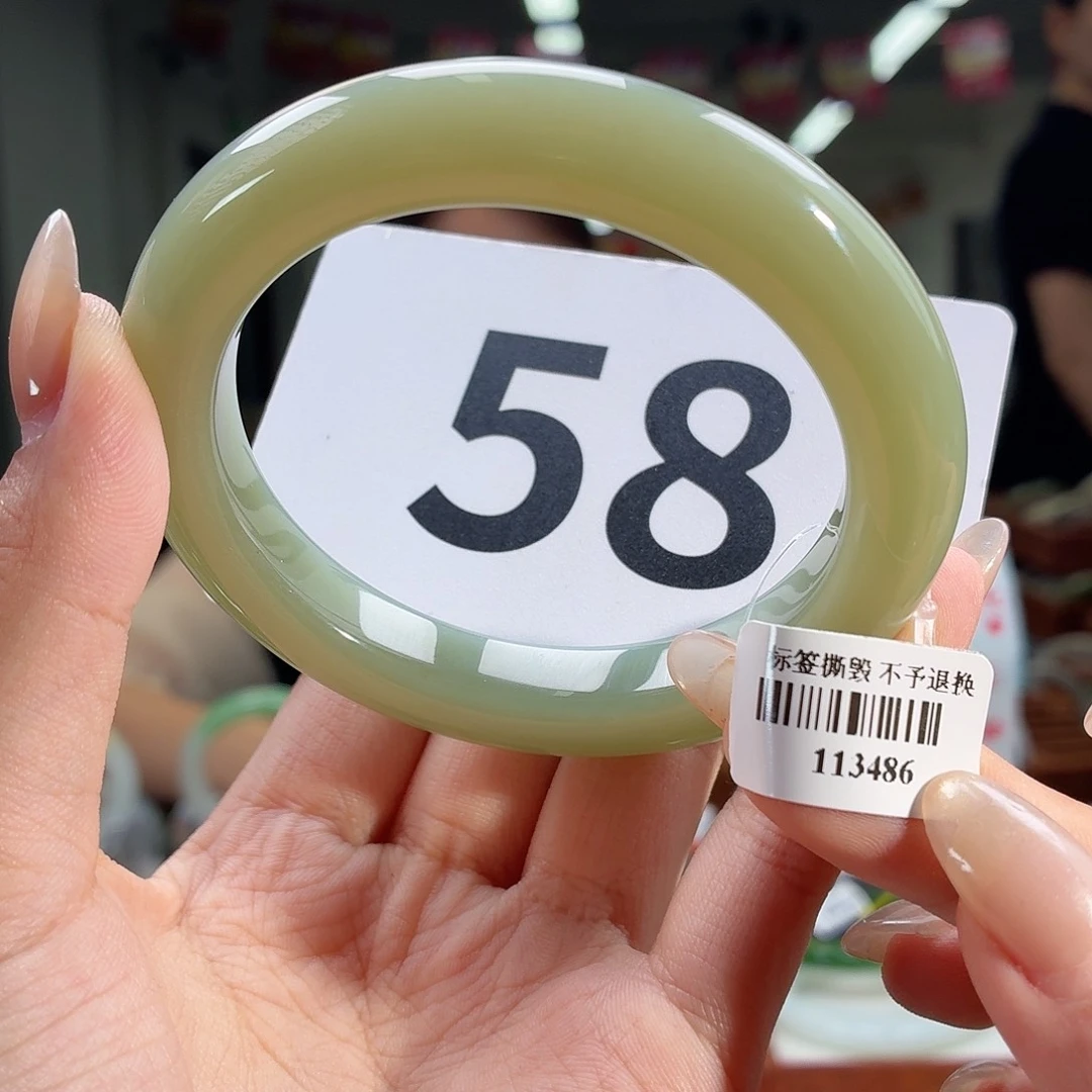 小***哥和田玉手镯未镶嵌