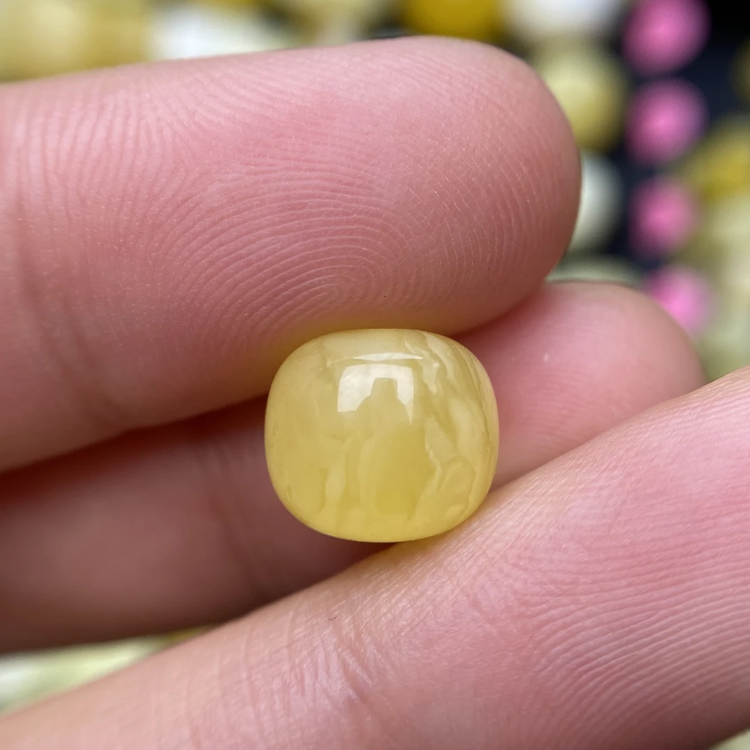 蜜蜡鸡油黄老型配饰10.2×9.2mm，一边孔有点小植物，介意勿拍