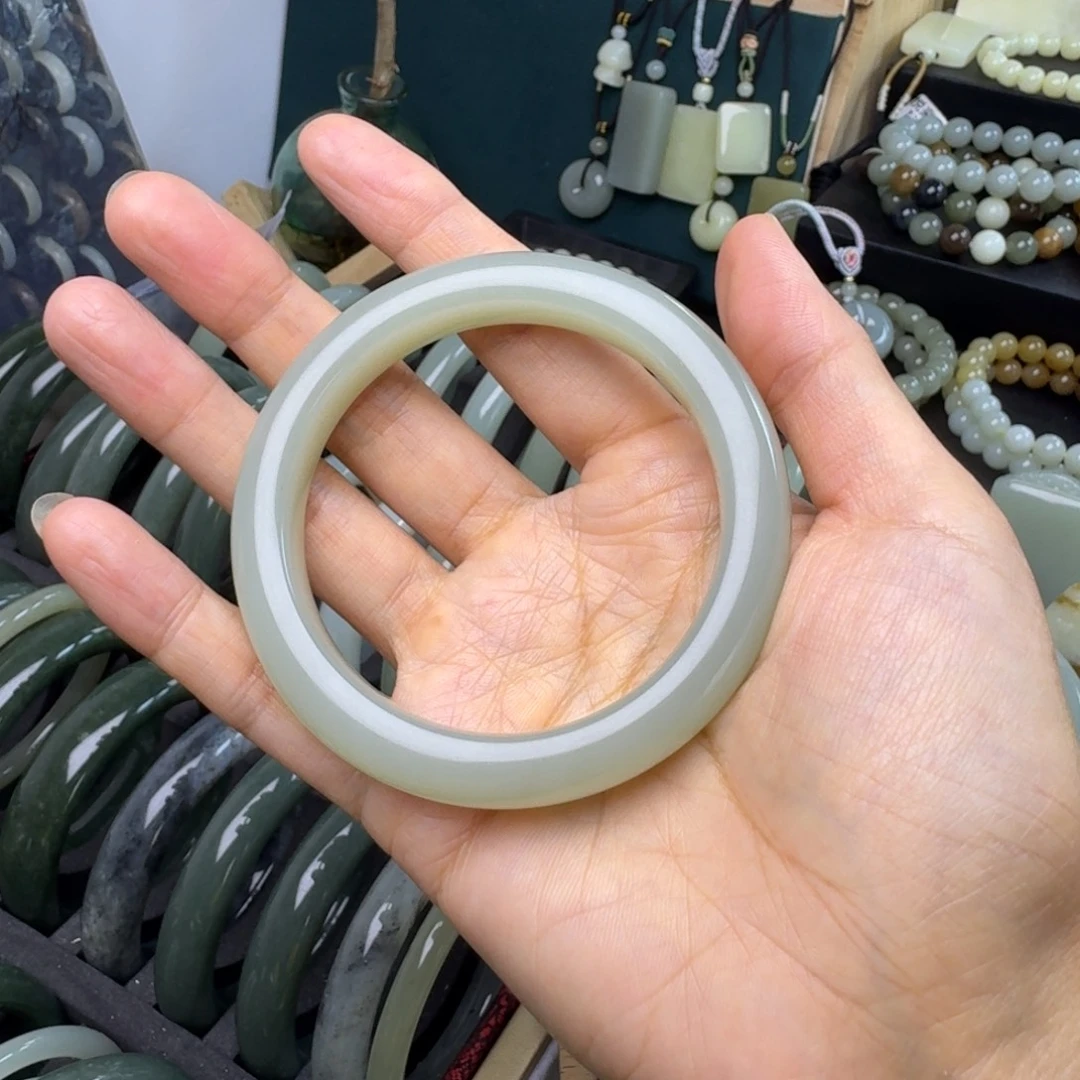 云***蕾和田玉未镶嵌手镯