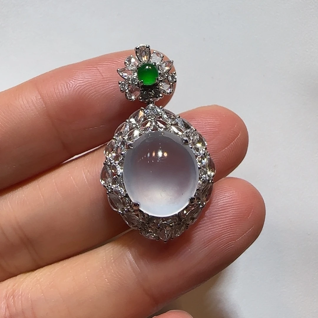 翡翠18K金镶嵌颈饰蛋面吊坠