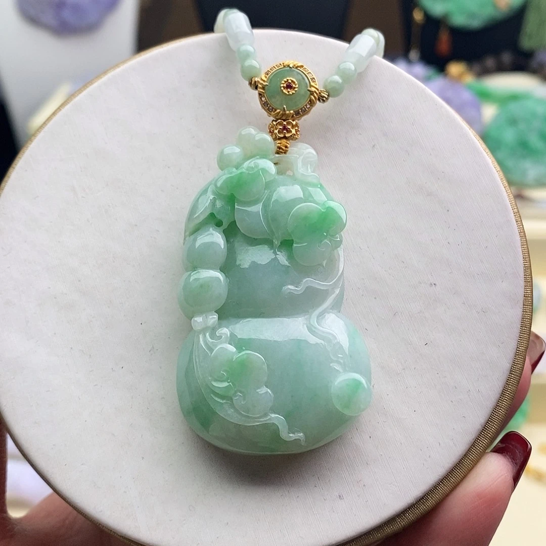 翡翠未镶嵌吊坠(赠链)