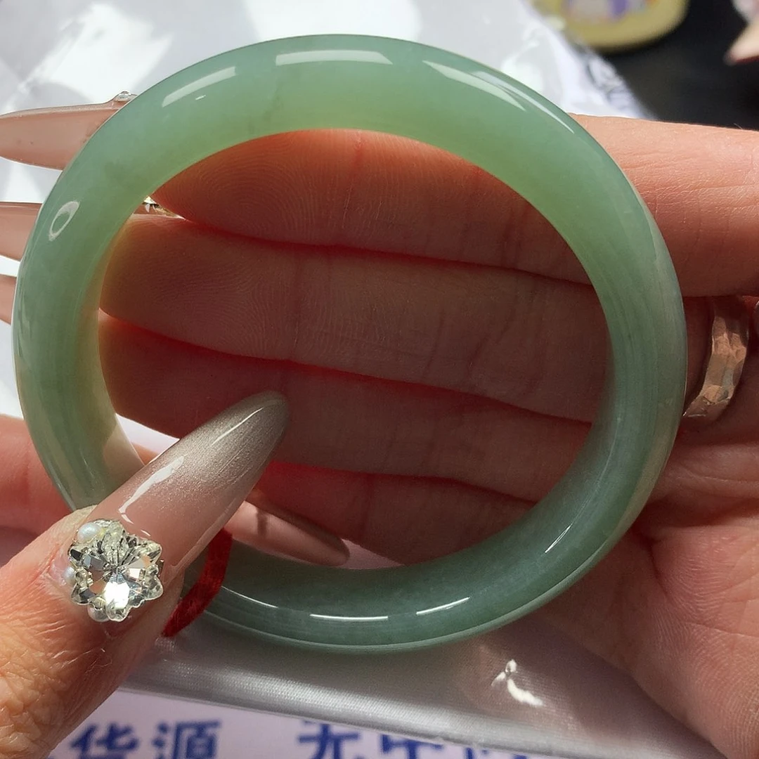 翡翠手镯未镶嵌55圈