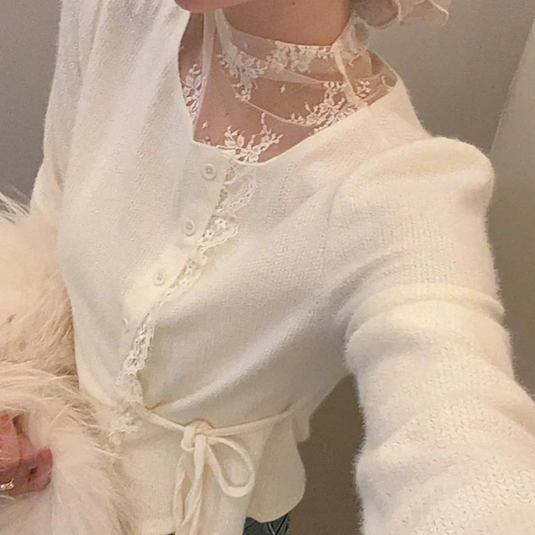 悦己•新款蕾丝网纱拼接收腰款长袖打底衫