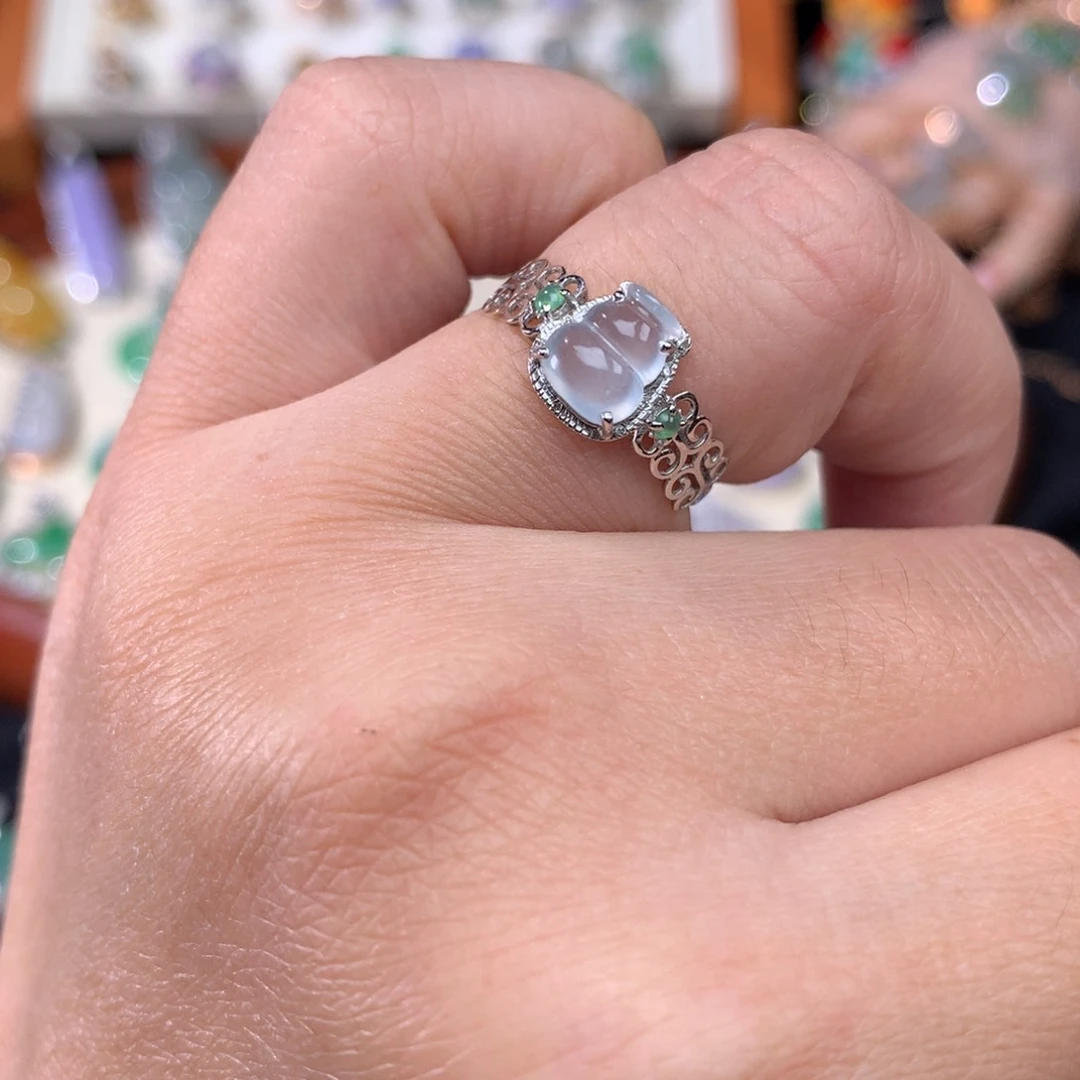 18K金镶嵌戒指翡翠葫芦戒指