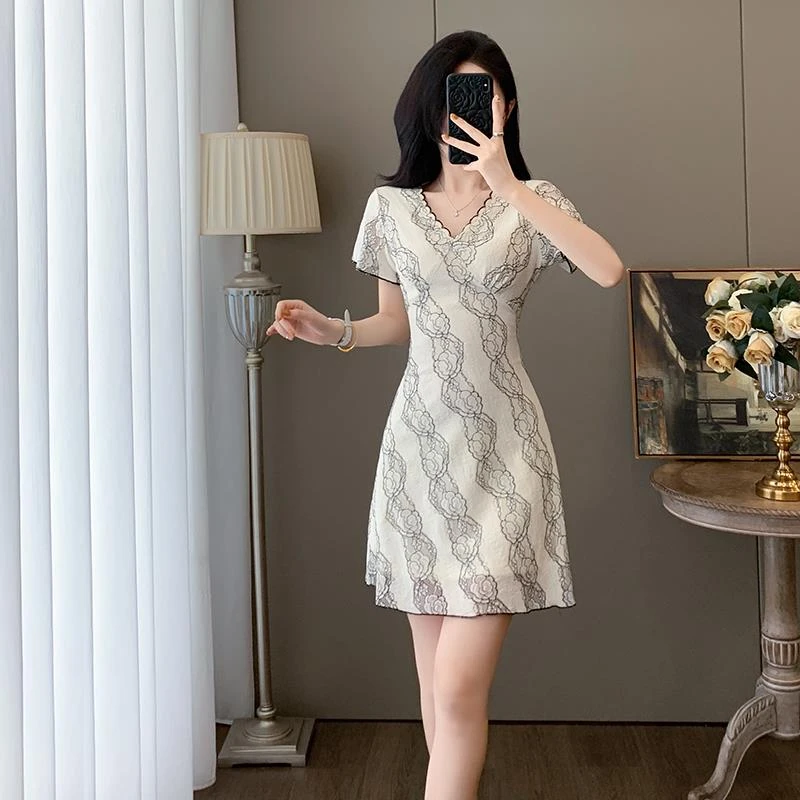 DUCURNO时尚简约小众连衣裙女夏季2025新款收腰设计小香风V领裙子