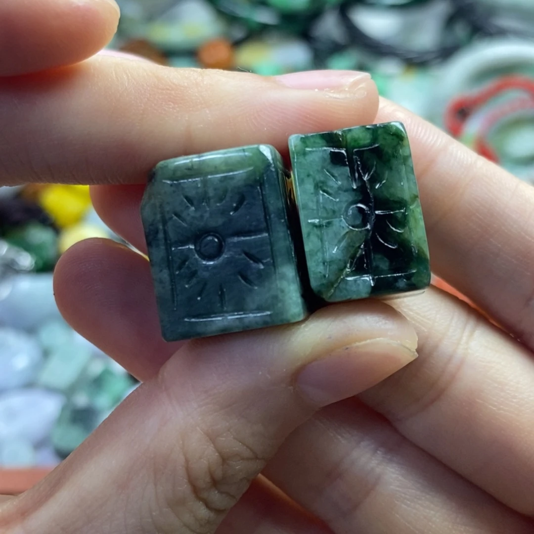 翡翠未镶嵌颈饰吊坠