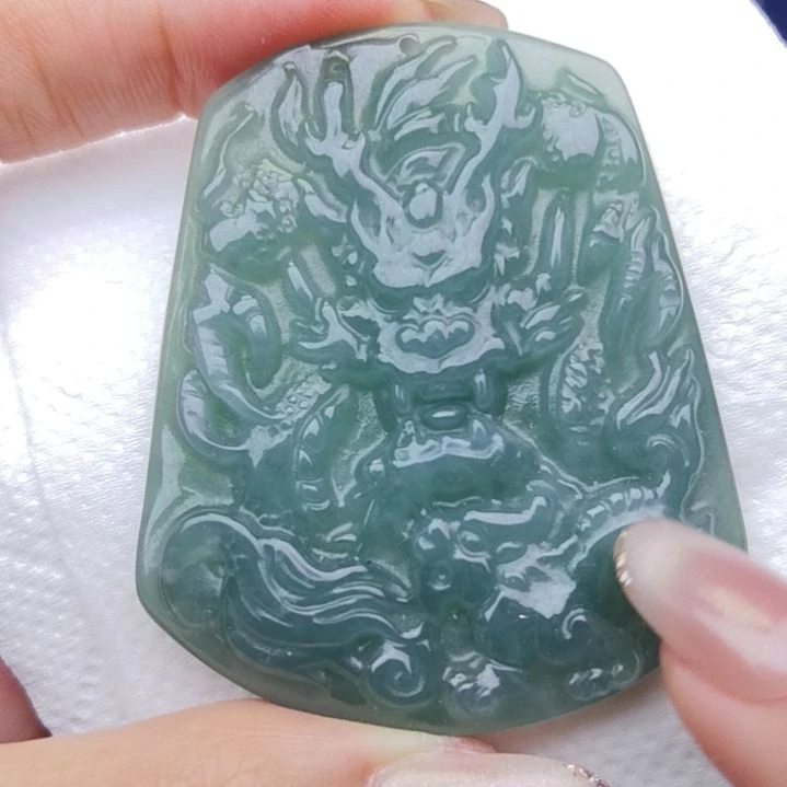 翡翠颈饰未镶嵌天然的A货翡翠