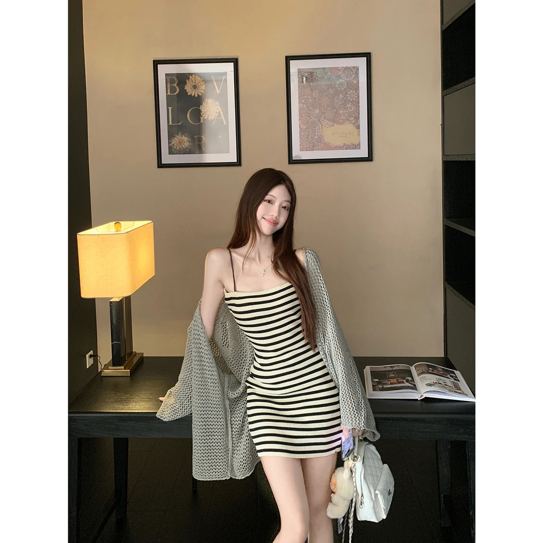 慵懒美女纯欲黑白吊带包臀裙粗线镂空开衫气质显瘦辣妹条纹两件套