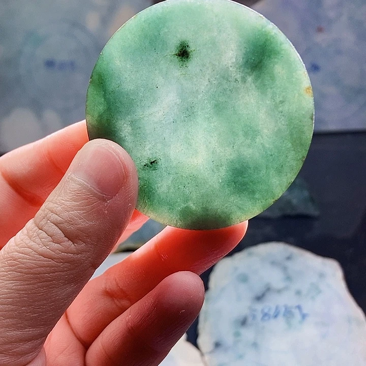 翡翠未镶嵌颈饰毛料27