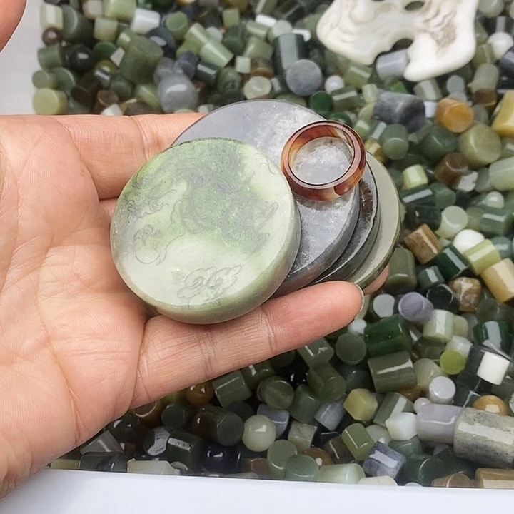 和田玉（糖玉）珠宝半成品未镶嵌云***色