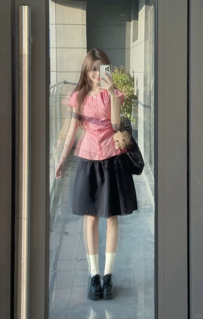 2025夏季韩系学院风穿搭设计感收腰显瘦衬衫黑色半身裙减龄两件套