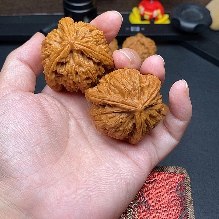 辛***文玩核桃把件白奔