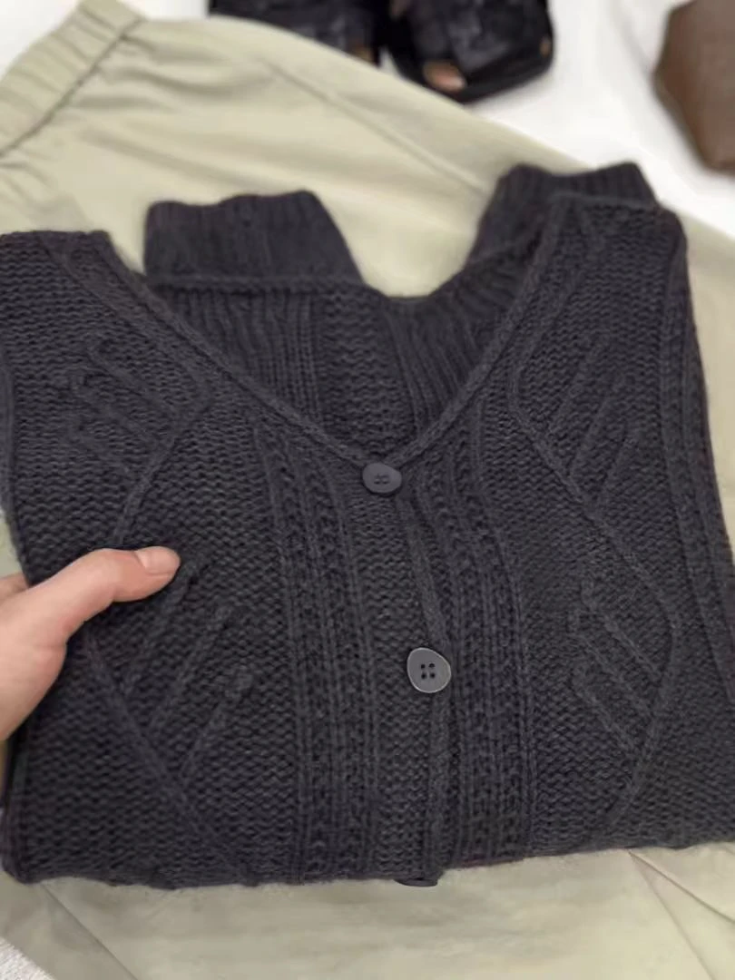 2025新款针织衫女款圆领纽扣毛开衫外套高级感独特上衣