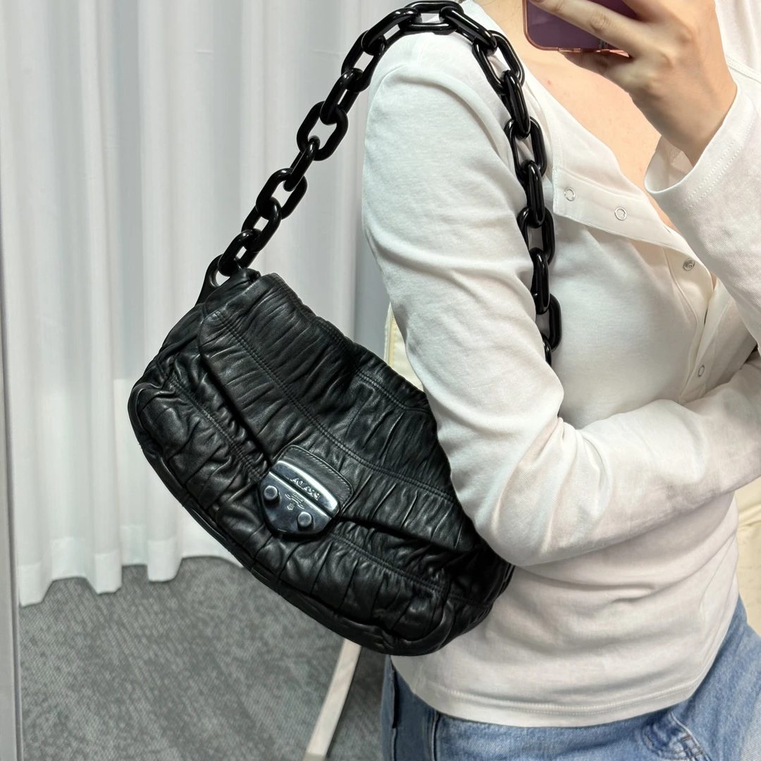 95新 Prada/普拉达 黑色褶皱亚克力单肩包ss